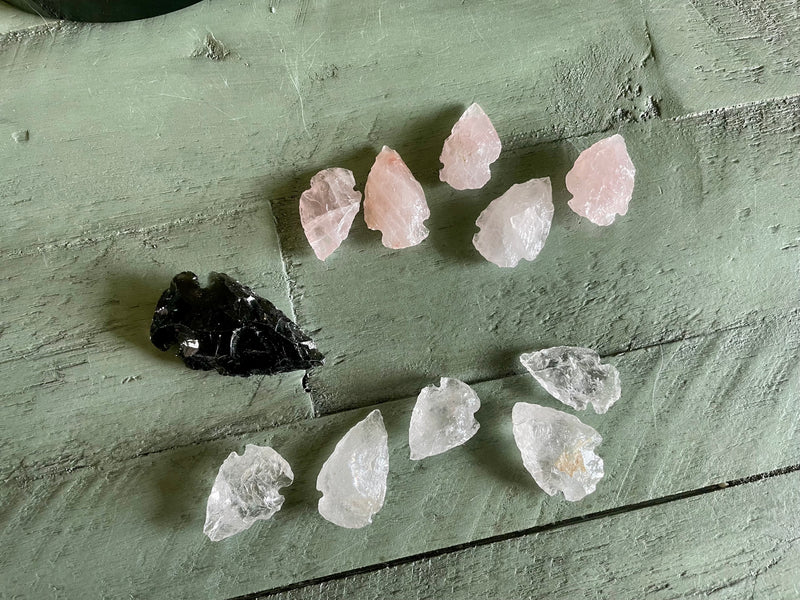 Arrowheads carved from assorted gemstones FB1603